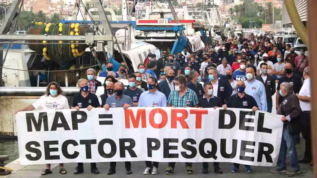 Pla general de la manifestació del pescadors al port de Sant Carles de la Ràpita, per protestar contra la MAP que els augmenta els dies de veda biològica.