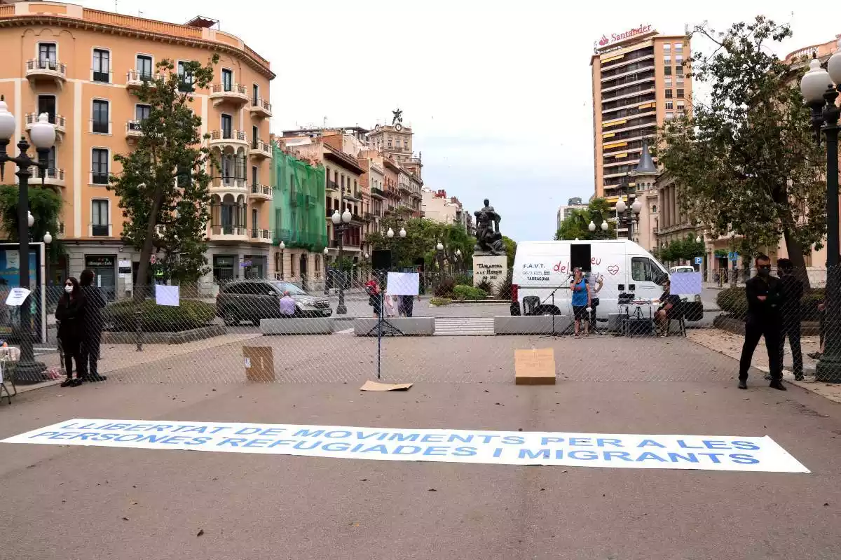 Pla general de la tanca de filferro i dels actors de la companyia Tornavís Teatre durant la protesta de Stop Mare Mortum a Tarragona