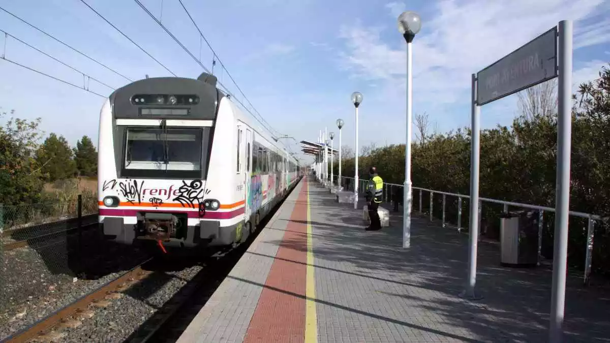 Pla general d'un tren arribant a l'estació de PortAventura