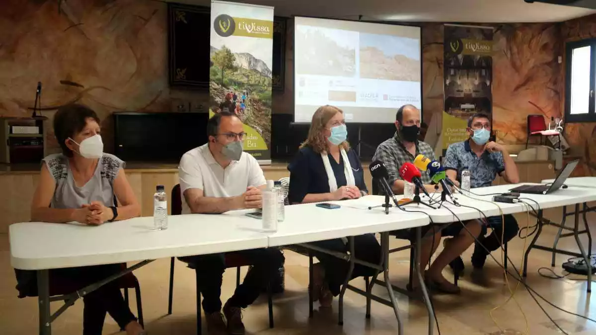 Presentació de les troballes als jaciments del Coll del Moro de la Serra d'Almos i el Castellet de Banyoles de Tivissa, amb els arqueòlges i representants de l'Ajuntament.