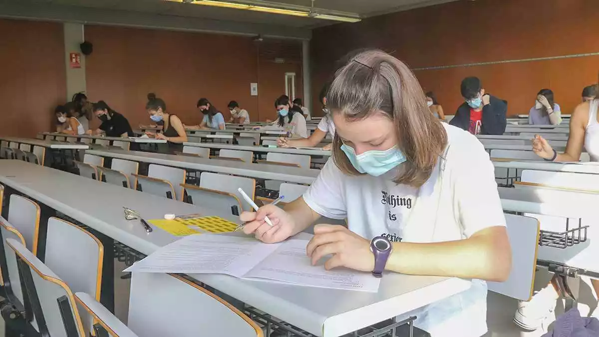 Primer pla d'una alumna de les PAU començant a fer l'examen de llengua castellana i literatura, al Campus Catalunya de la URV.