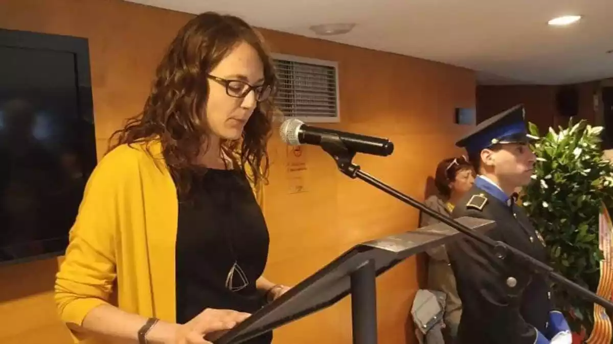 Tània Verge durant la lectura de la glossa de la Diada de Catalunya del 2019 al vestíbul del Teatre Bartrina de Reus