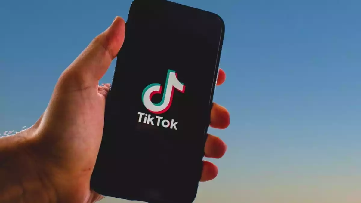 Un mòbil amb l'aplicació Tik Tok