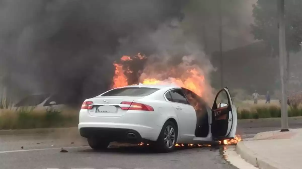 Un vehicle crema a l'avinguda de Riudoms de Reus