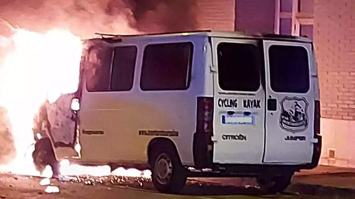 Una furgoneta blanca amb un incendi a la meitat de davant