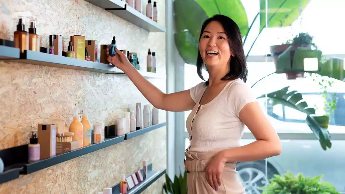 Xi Cao, International Growth Manager de Freshly Cosmetics, mostrant els productes cosmètics preparats per vendre a la Xina