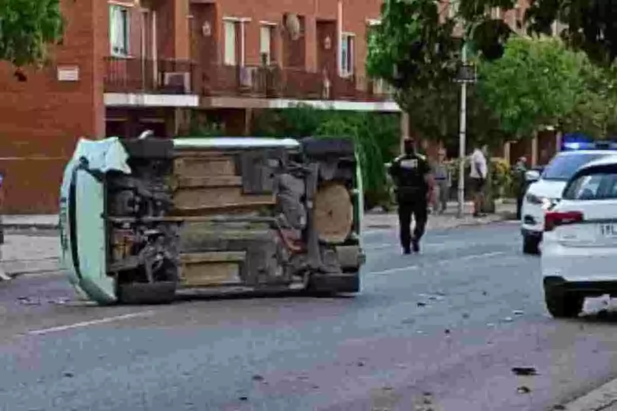 Cotxe bolcat al mig d'un carrer de Valls