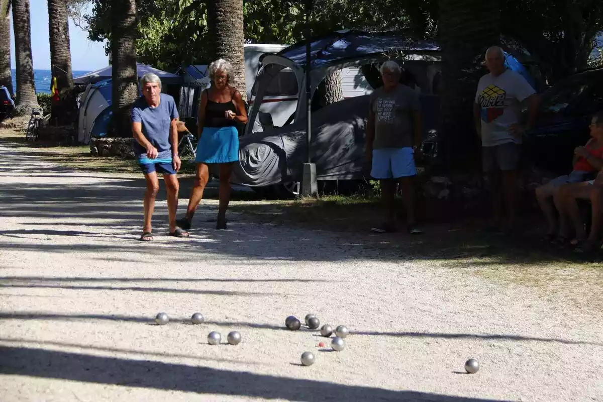Diversos turistes juguen a la petanca al càmping Playa Mont-roig
