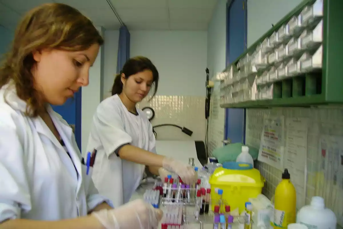 Dues investigadores de la Unitat de Nutrició Humana de la URV, al laboratori