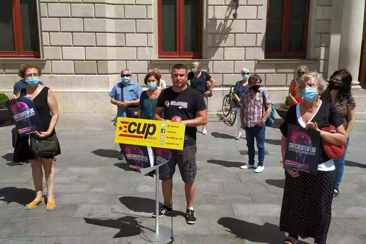 Edgar Fernández i Mònica Pàmies amb altres militants i simpatitzants de la CUP davant de l'Ajuntament de Reus