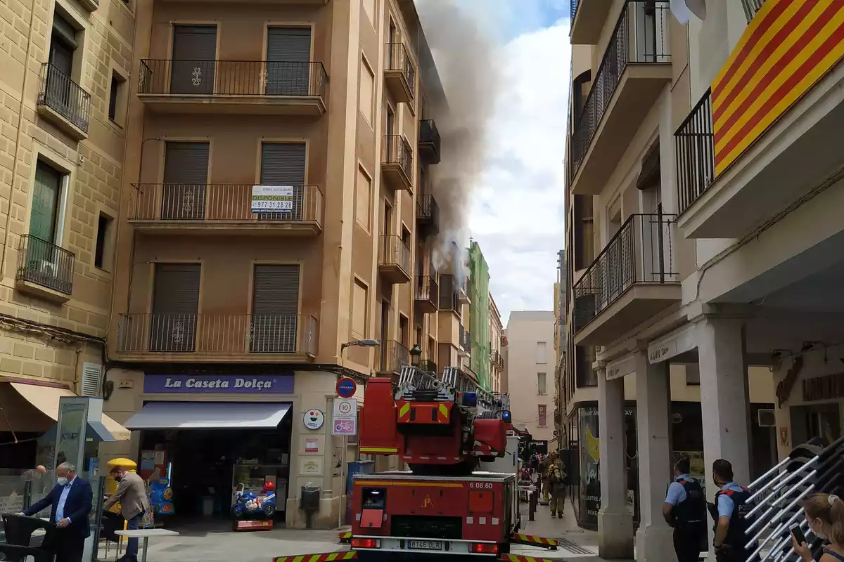 Els Bombers en un incendi al carrer de les Carnisseries Velles