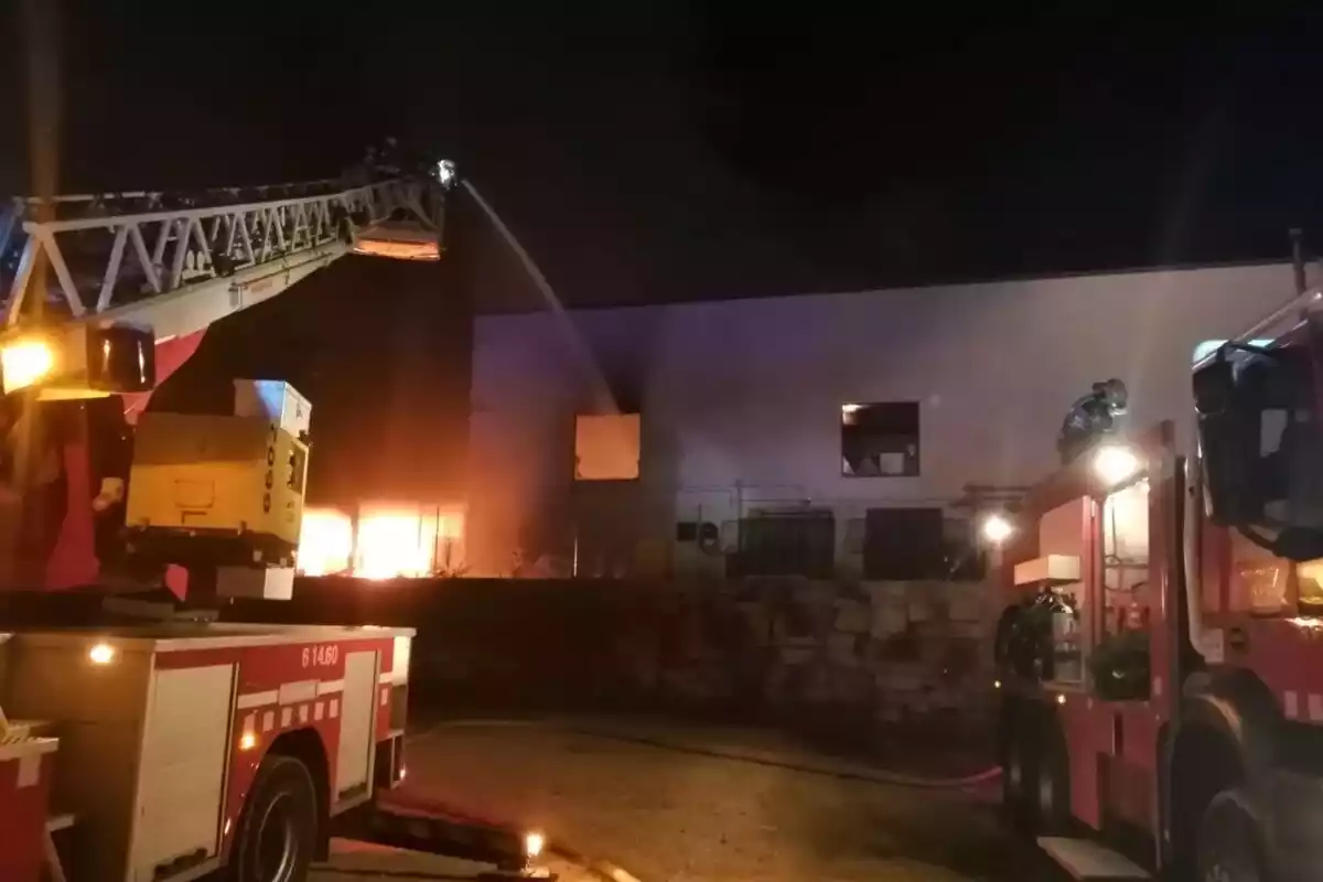 Els Bombers treballant en un incendi a l'empresa Rifacli