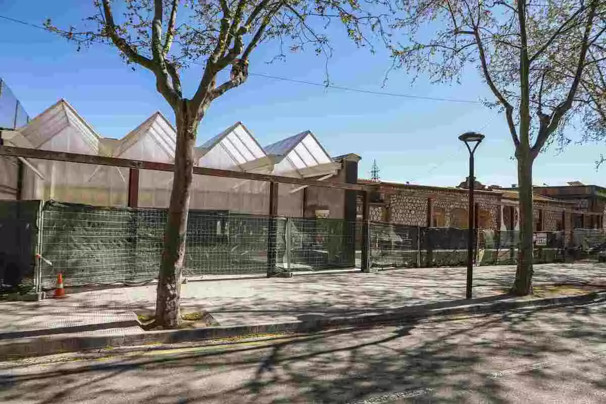 Façana principal del Centre Social El Roser, on es veuen els dos edificis diferenciats i els pòrtics metàl·lics
