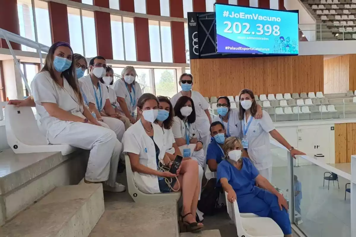 Imatge d'alguns dels professionals sanitaris que administren les vacunes al Palau d'Esports de Tarragona