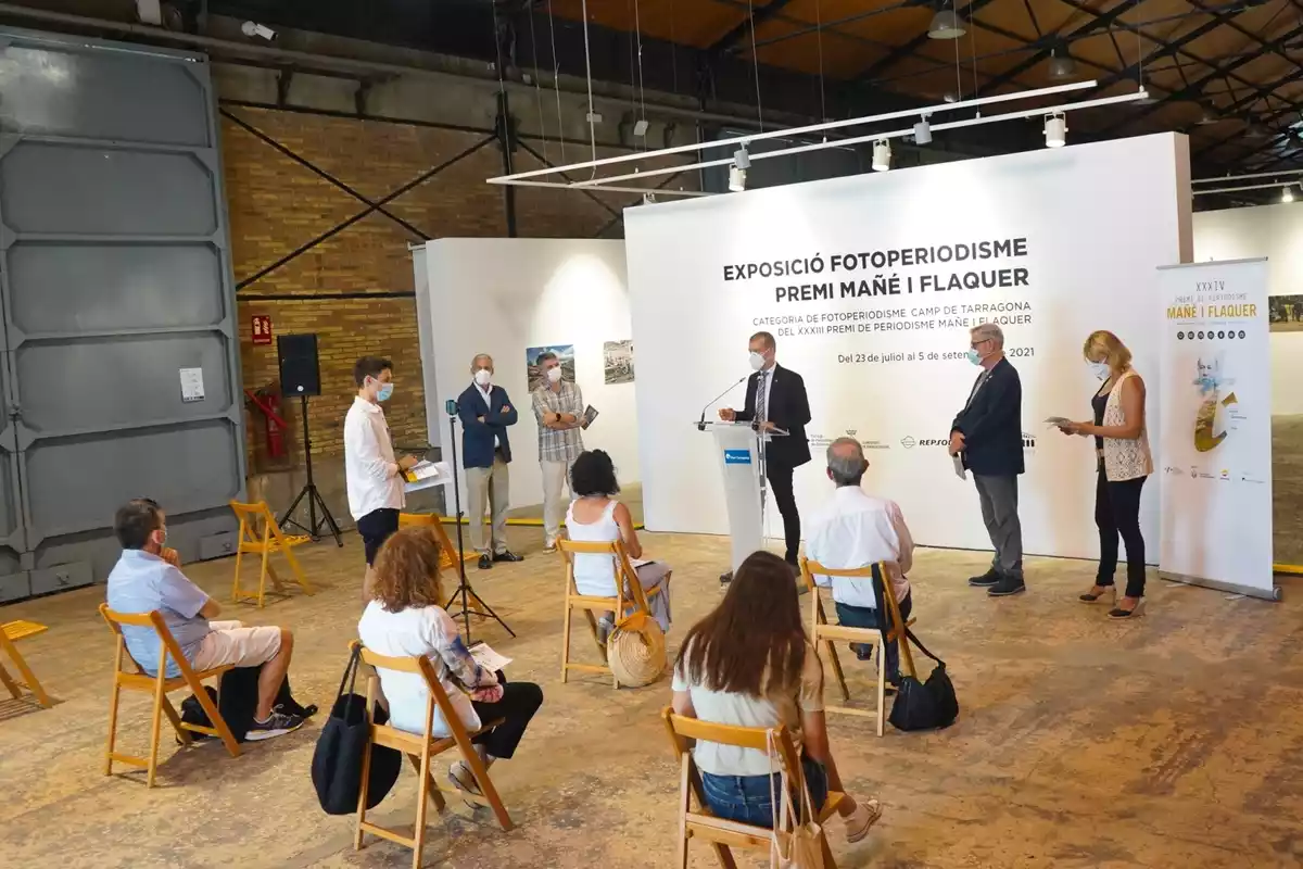 Imatge de la inauguració de l'exposició dels premis Mañe i Flaquer.