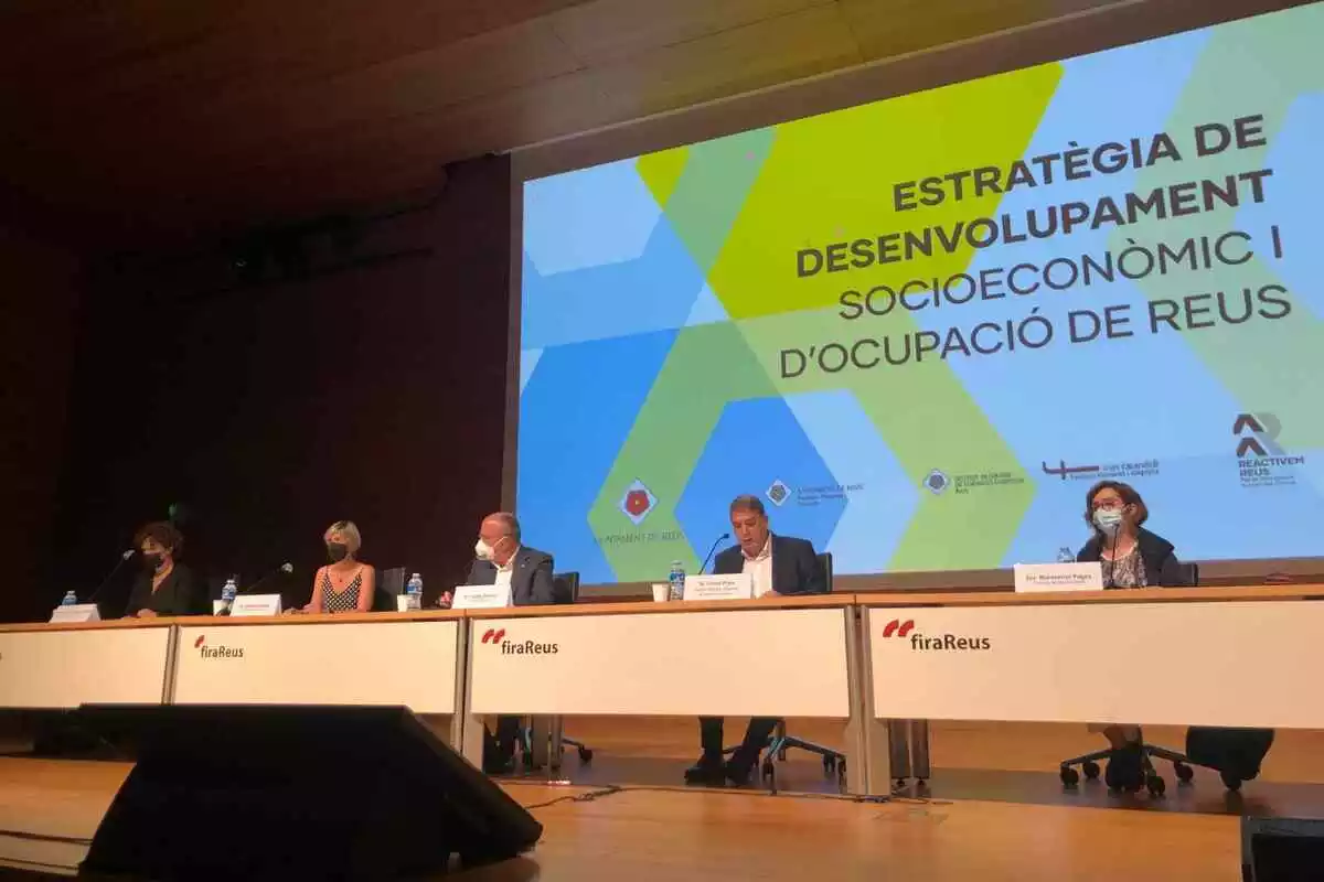 Imatge de la presentació de l'Estratègia de l'Ocupació de Reus, amb representants tècnics i polítics asseguts en una taula a l'auditori de firaReus