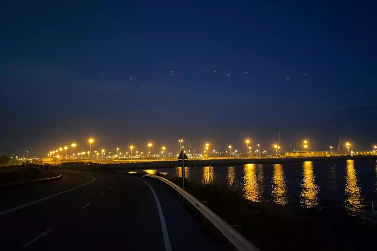 Imatge de les instal·lacions del Port de Tarragona il·luminat durant la nit