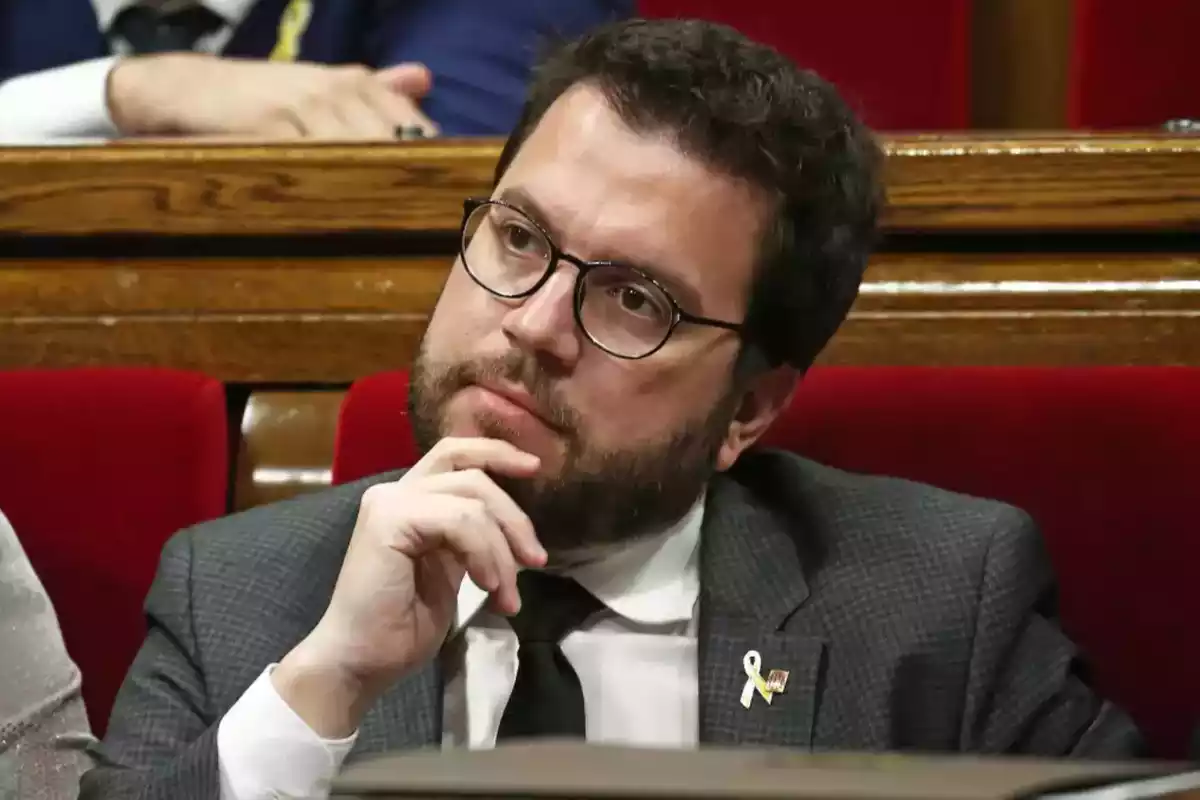 Imatge de Pere Aragonès dubitatiu al Parlament de Catalunya.