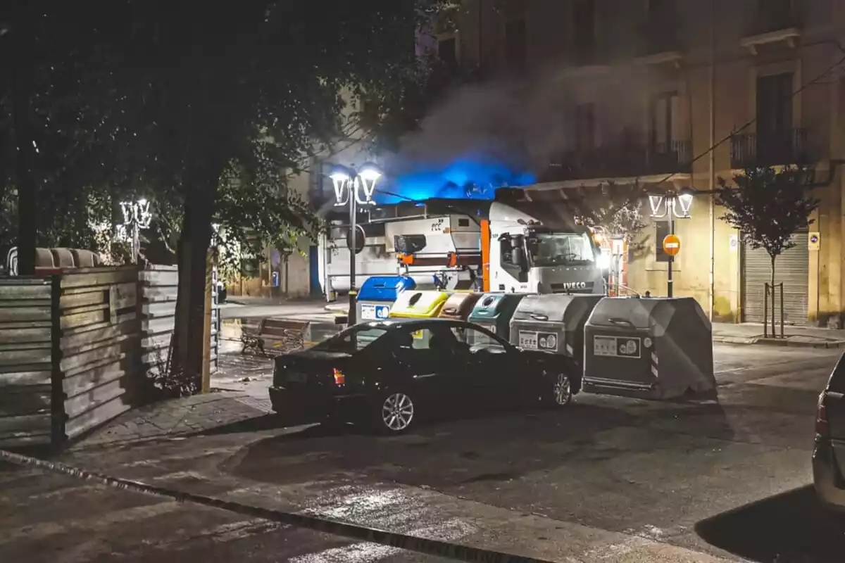 Imatge del camió que ha provocat l'incident al carrer Rebolledo de Tarragona