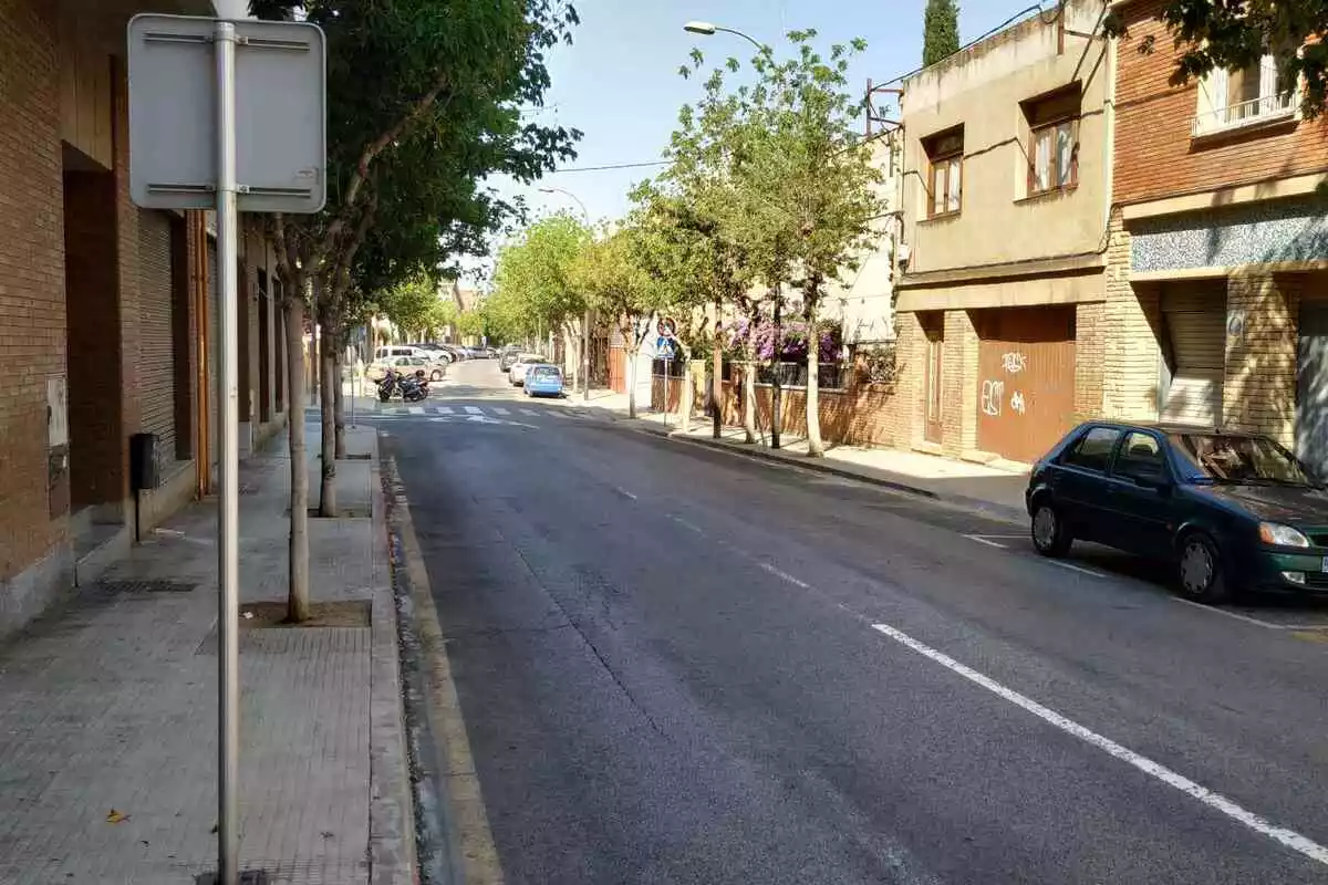 Imatge del carrer de Cervantes vist des de la plaça d'Almoster de Reus