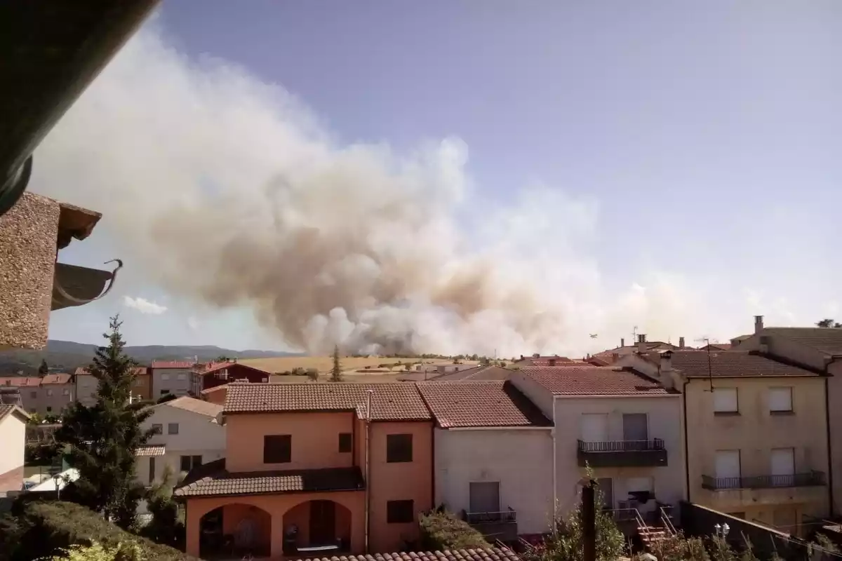 Imatge del fum que crema a Santa Coloma de Queralt