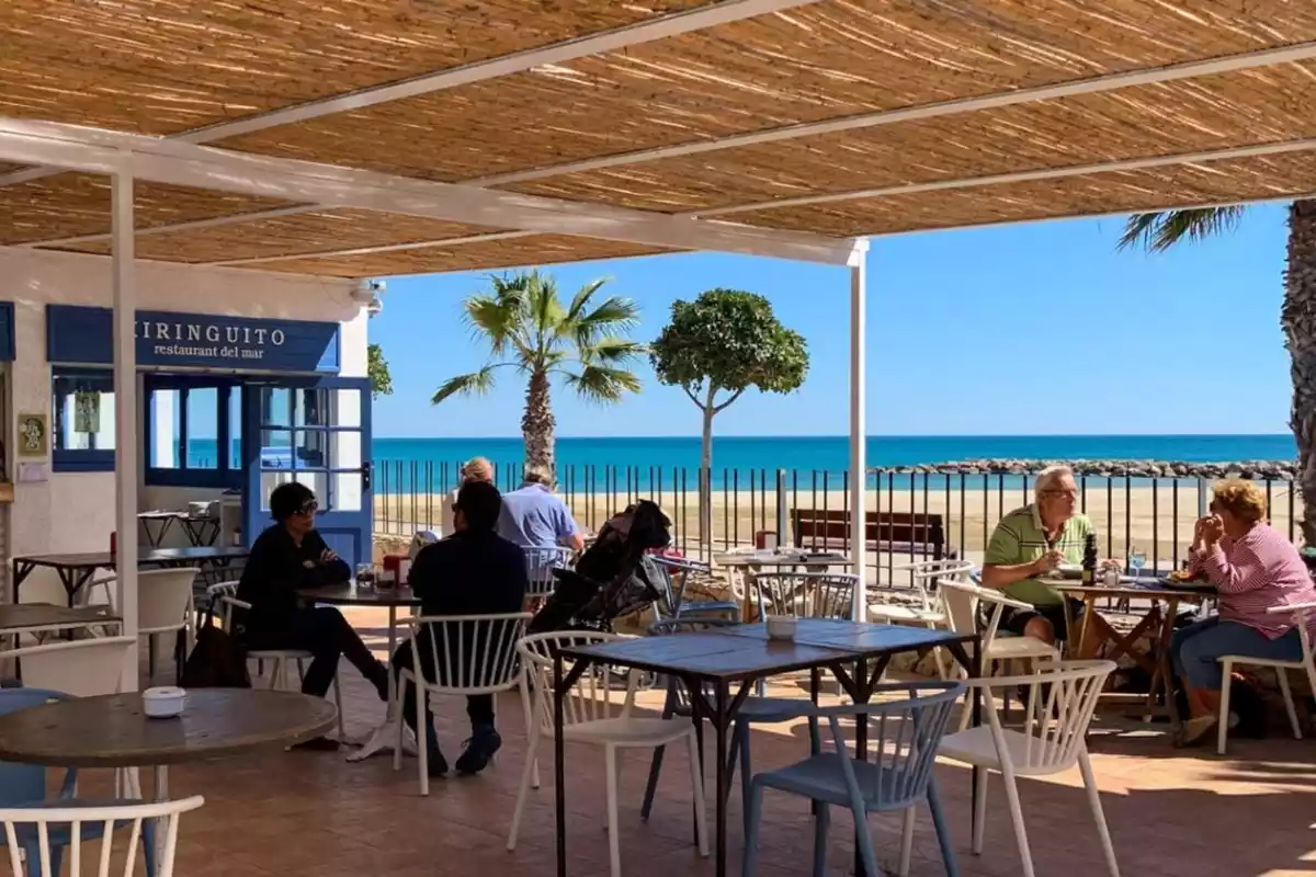 Imatge del xiringuito Restaurant del Mar de Cambrils amb la platja al fons.
