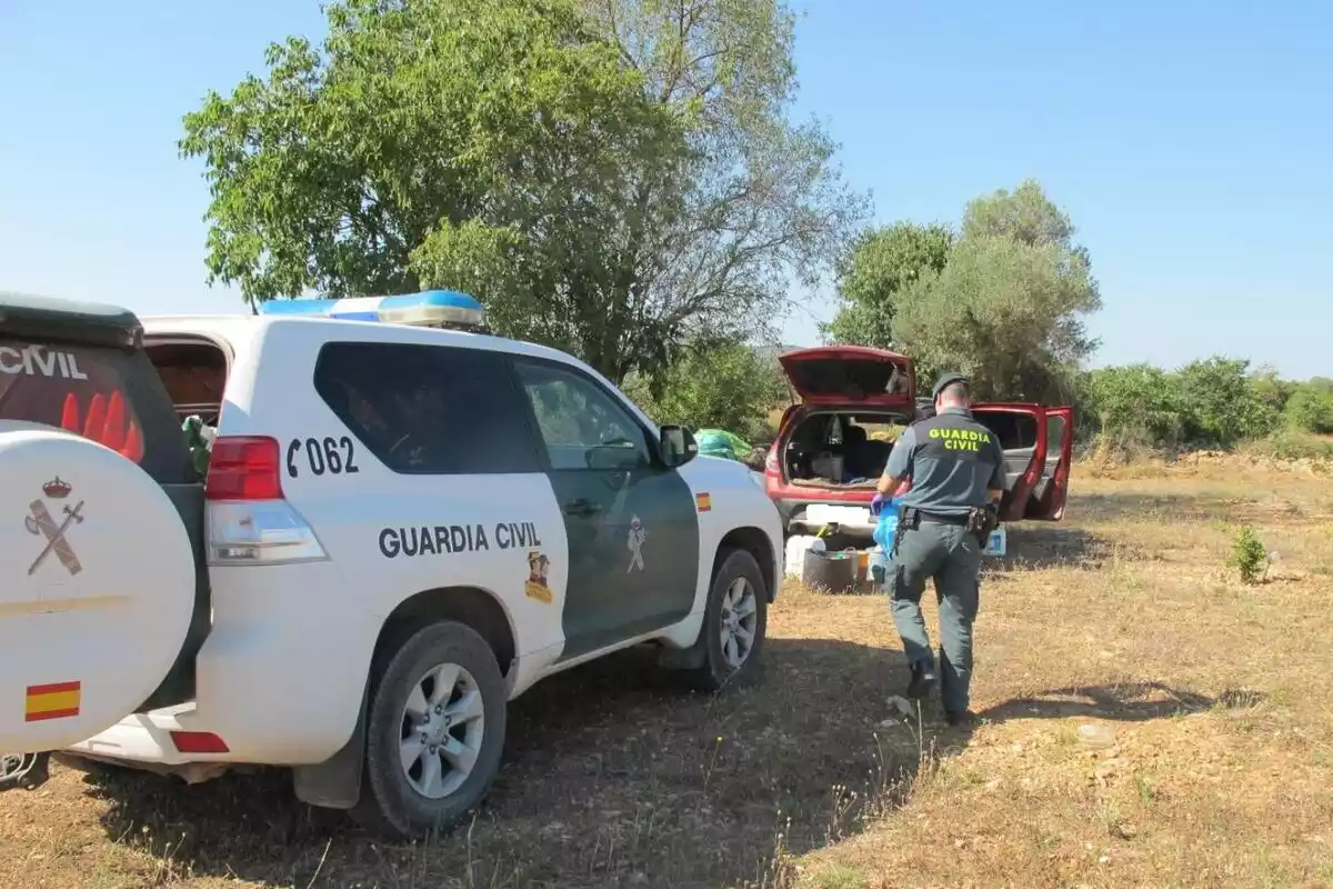 Imatge dels agents de la Guàrdia Civil registrant el vehicle de l'investigat