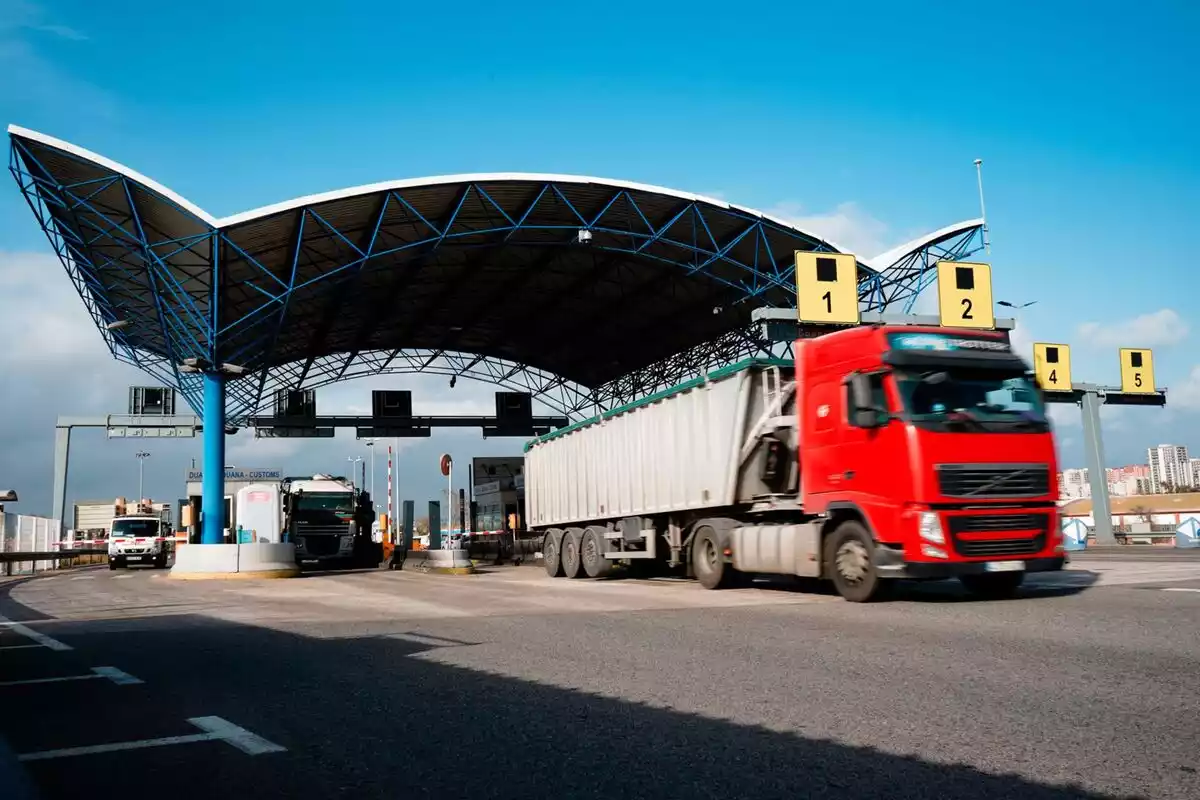 Imatge d'un camió entrant a les instal·lacions del Port de Tarragona