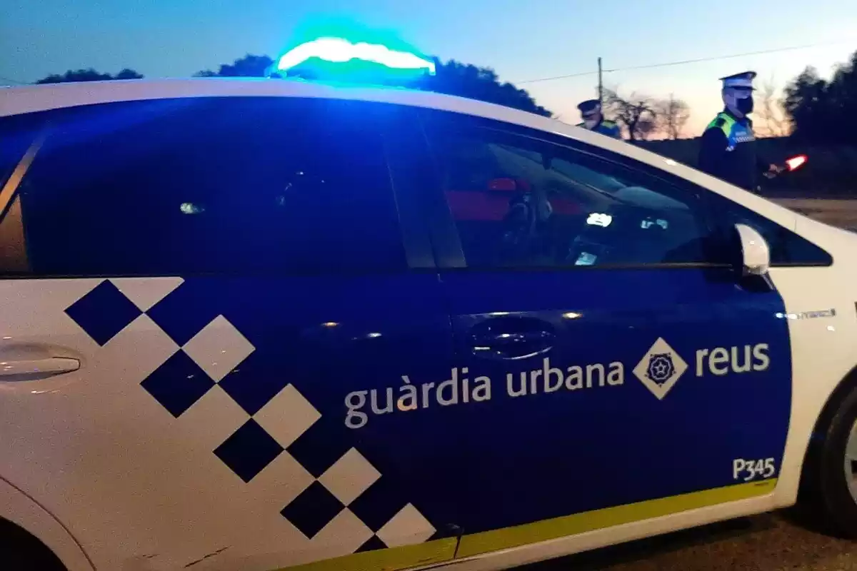 Imatge d'un cotxe de la Guàrdia Urbana de Reus amb la sirena encesa