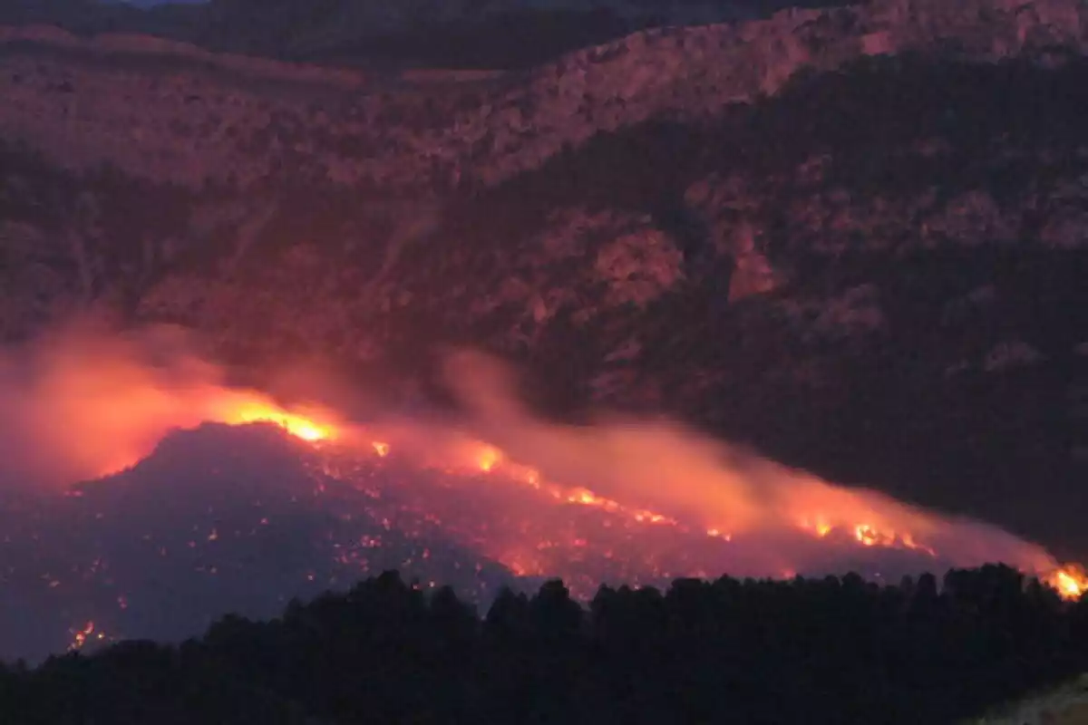 Imatge d'una de les serralades dels Ports cremant durant l'incendi d'Horta de Sant Joan