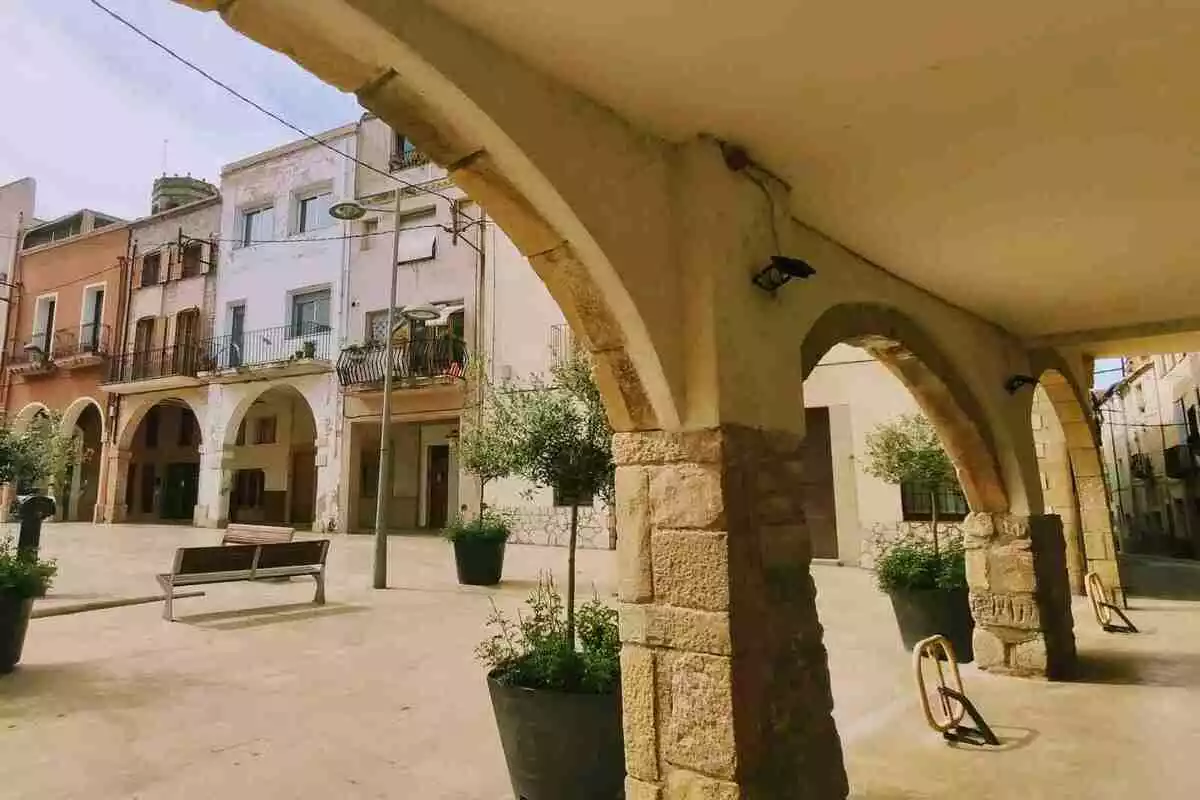 Imatge d'una plaça de Sarral sota els porxos