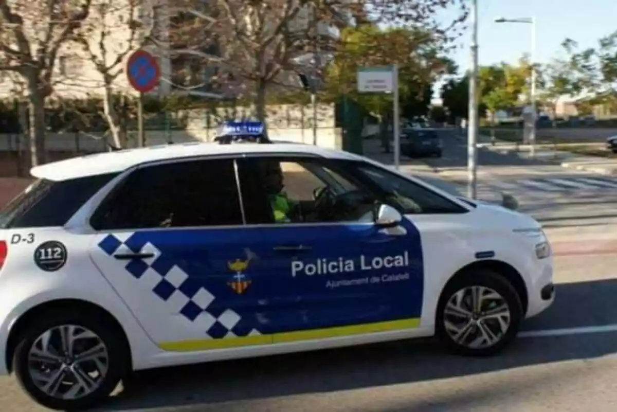 Imatge lateral d'un vehicle de la Policia Local de Calafell