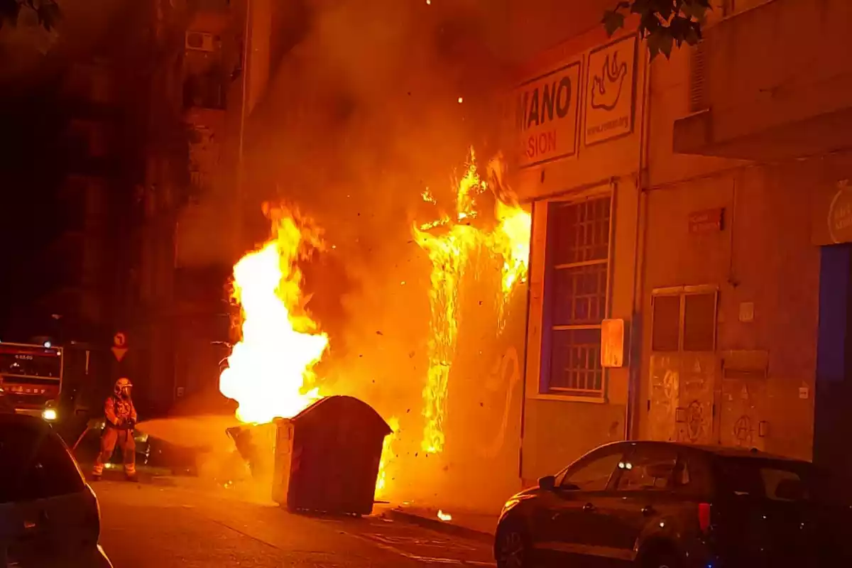 Incendi al carrer de Peñíscola de Reus