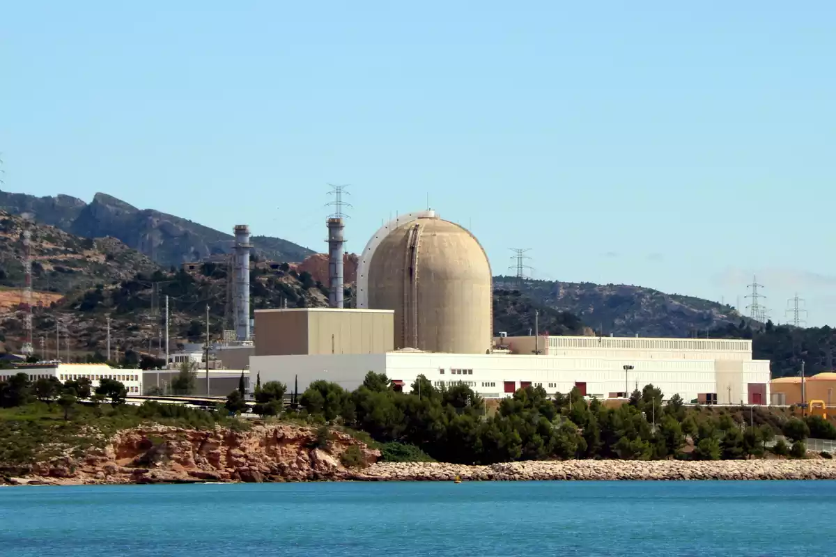 La central nuclear Vandellòs II des de la platja de l'Almadrava