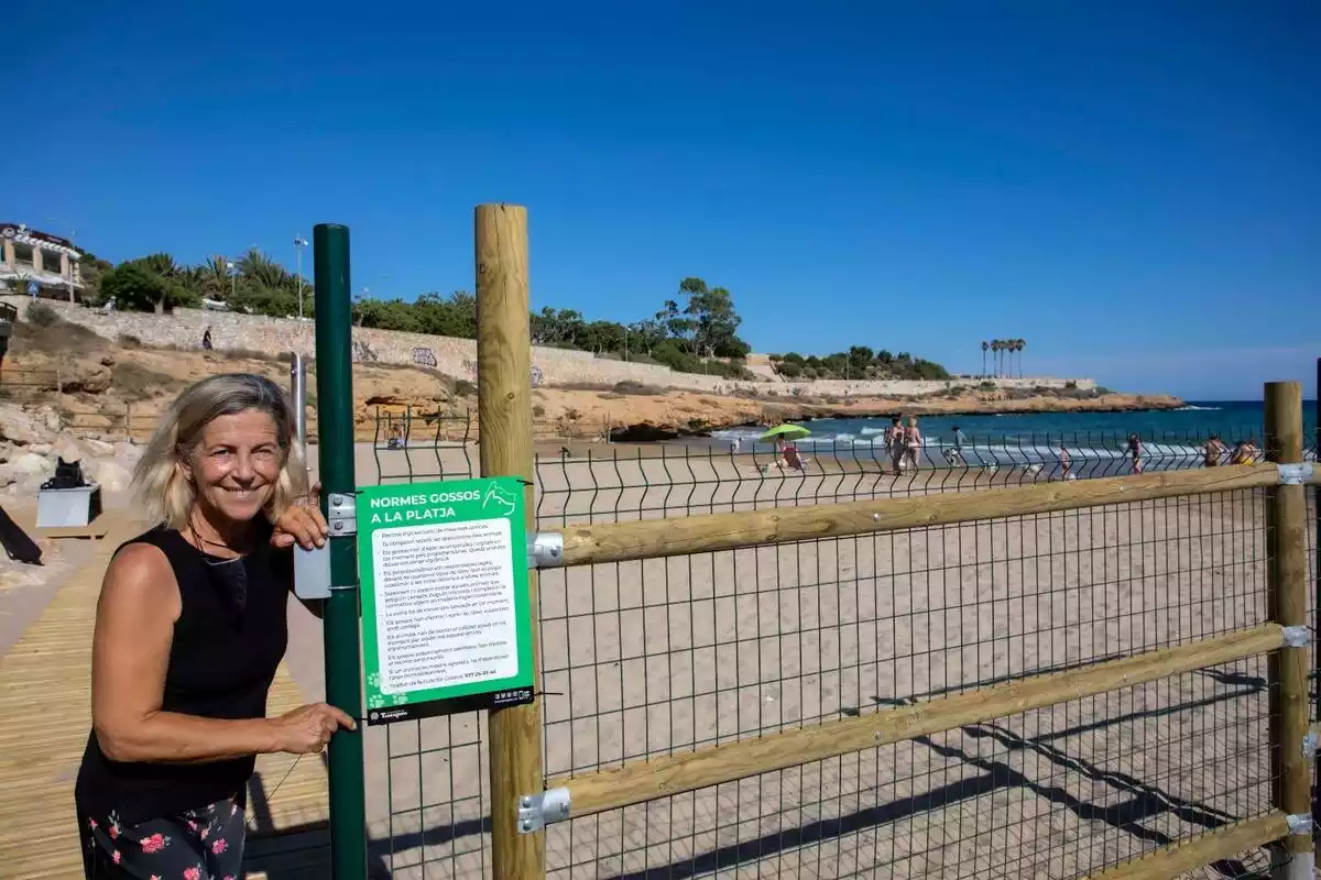 La consellera Elvira Vidal a la platja per a gossos de Tarragona