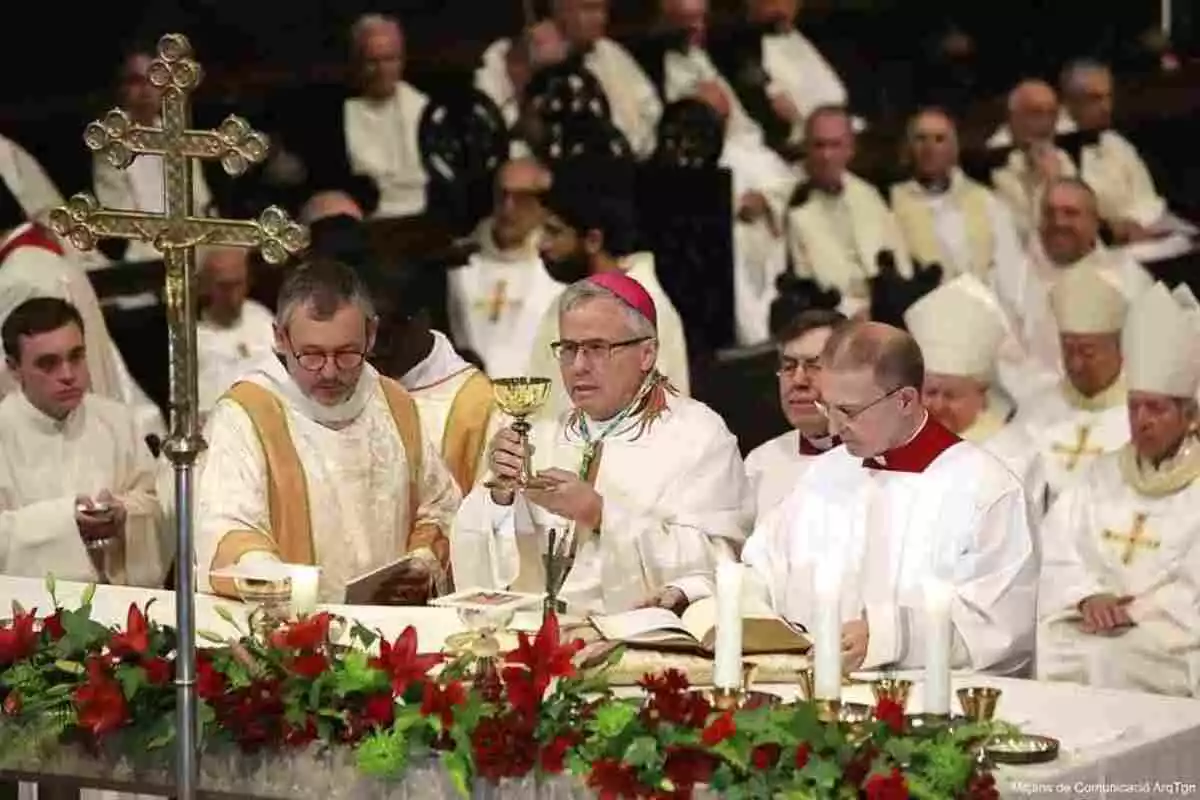 L'arquebisbe amb altres capellans a la catedral de Tarragona
