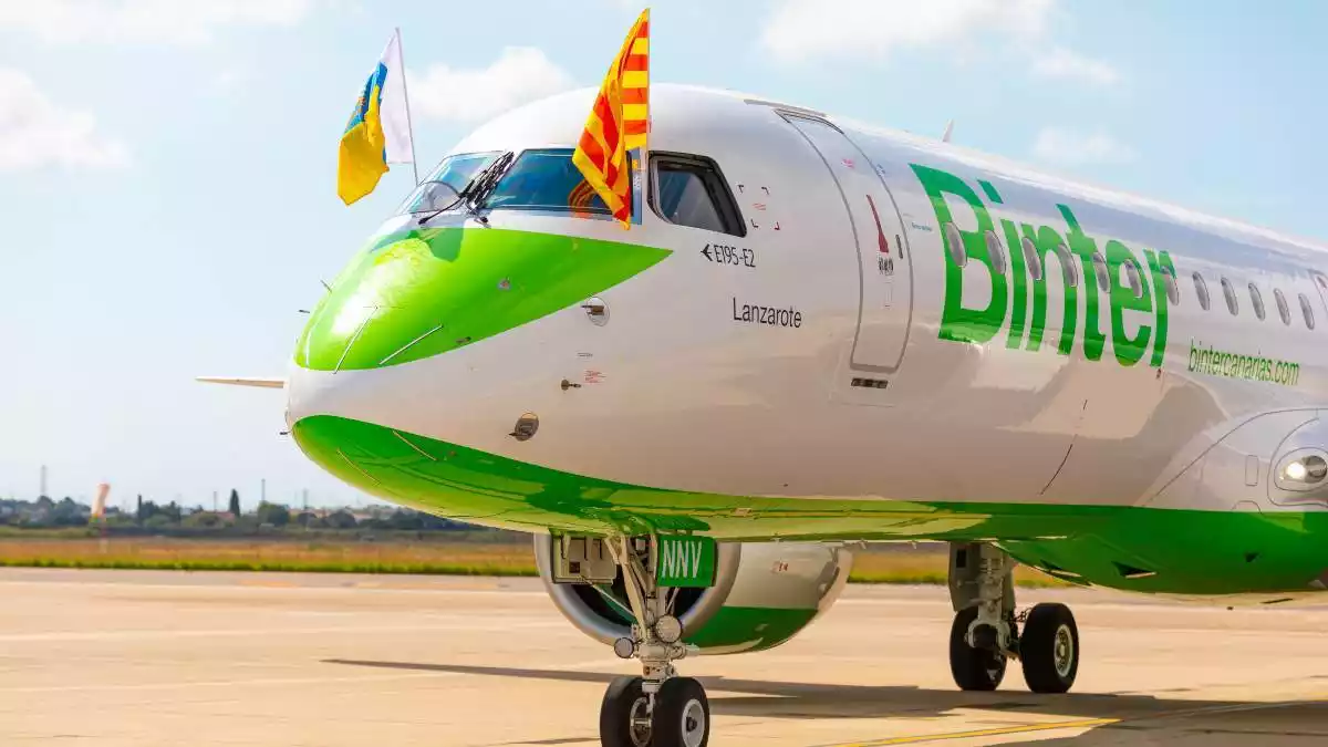 L'avió de l'aerolínia Binter en el vol inaugural de la nova ruta entre Reus i Gran Canària
