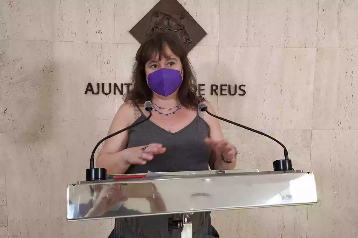 Montserrat Flores al faristol de la sala de premsa de l'Ajuntament de Reus