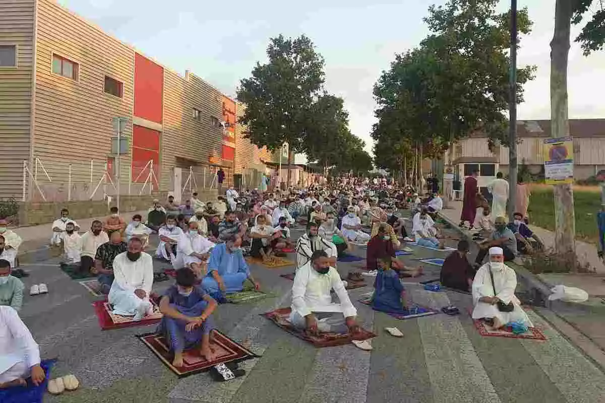 Musulmans de Reus celebren la pregària de la festa del sacrific del corder a la via pública