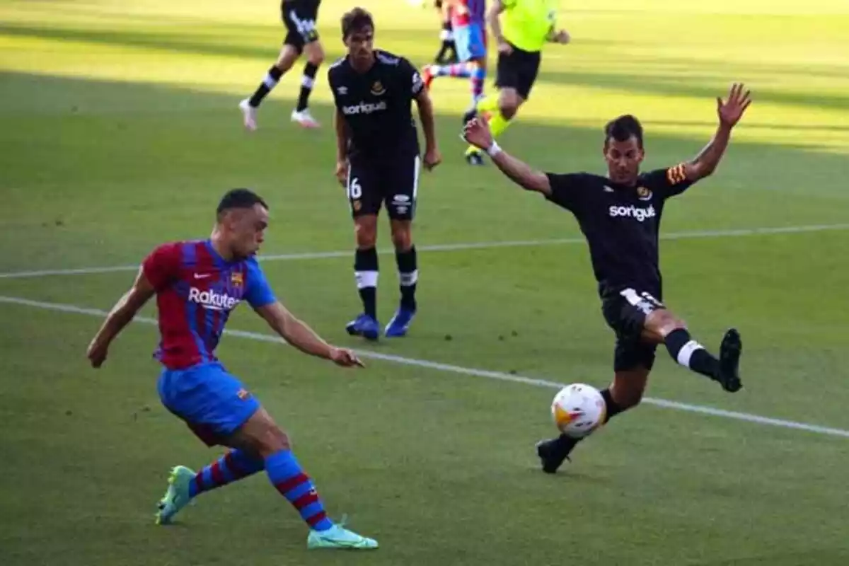 Oriol tapant una centrada d'un jugador del Barça