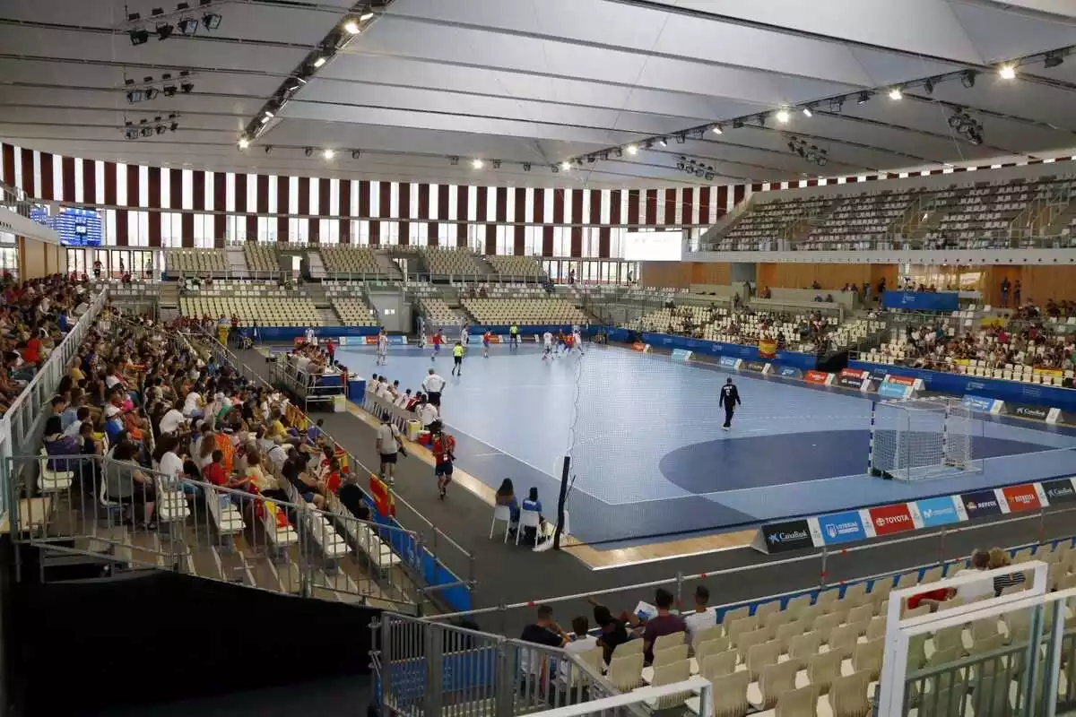 Pla general del partit d'handbol entre Espanya i Sèrbia al Palau d'Esports de Tarragona durant els Jocs Mediterranis 2018