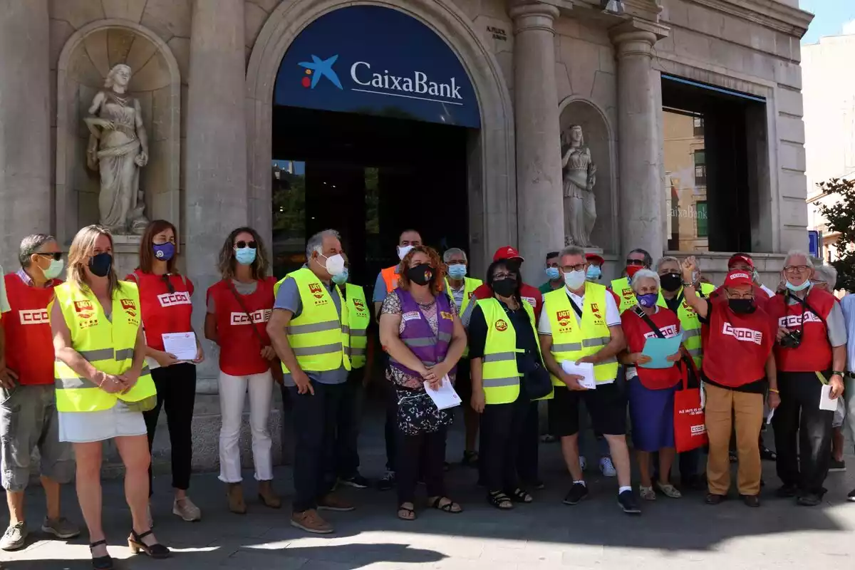 Pla general dels pensionistes i jubilats protestant davant l'oficina de CaixaBank a la Rambla Nova de Tarragona