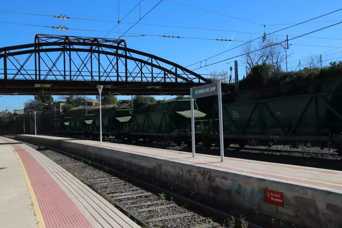Pla obert de l'estació de tren de les Borges del Camp amb un tren de mercaderies