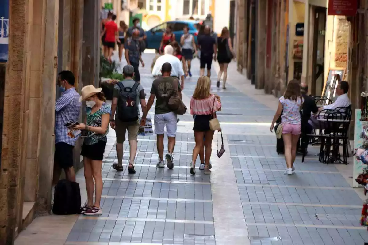 Pla obert del carrer Major de Tarragona amb alguns turistes