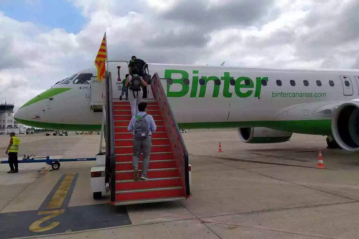 Un avió de Binter embarcant passatgers a l'aeroport de Reus