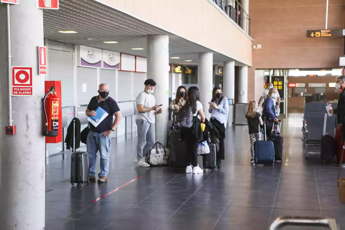 Un grup de persones a l'Aeroport de Reus