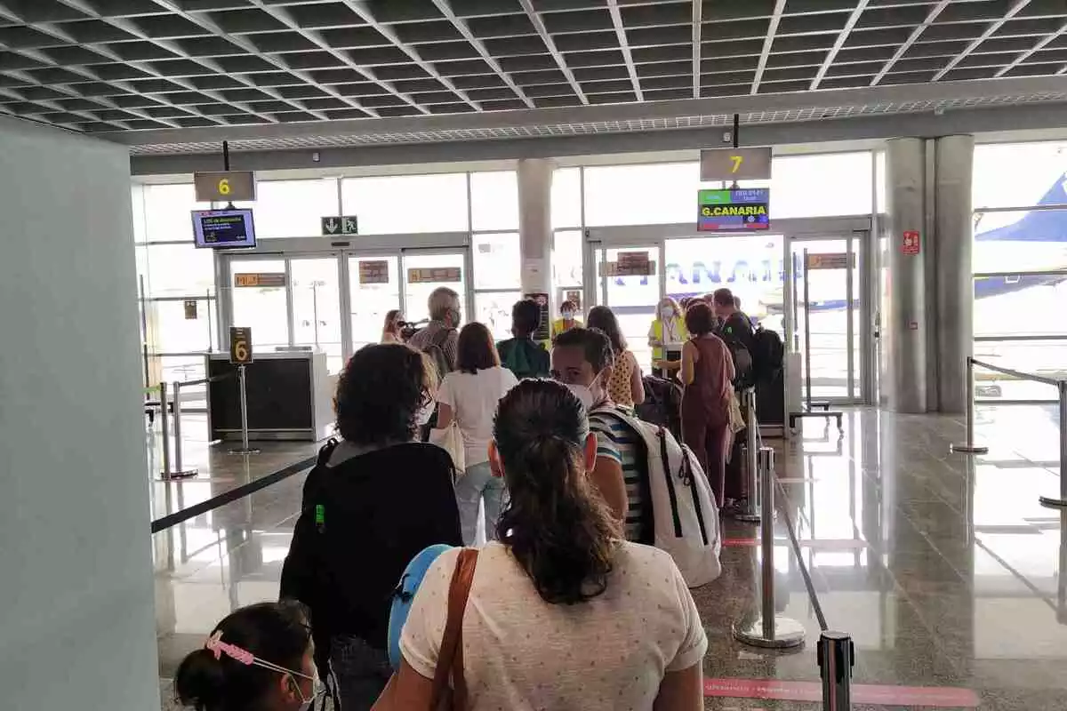 Una cua de passatgers esperen per embarcar en un vol cap a Gran Canària des de l'aeroport de Reus