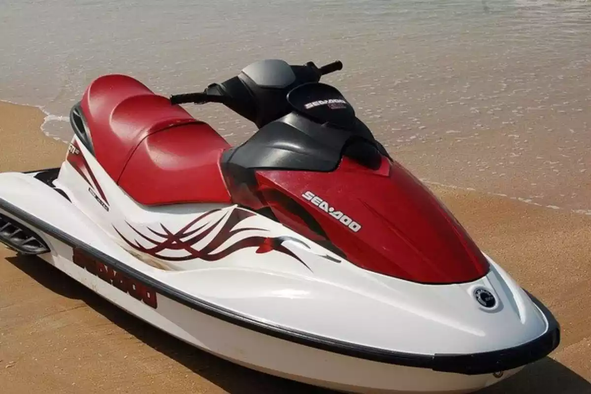 Una moto d'aigua en una platja