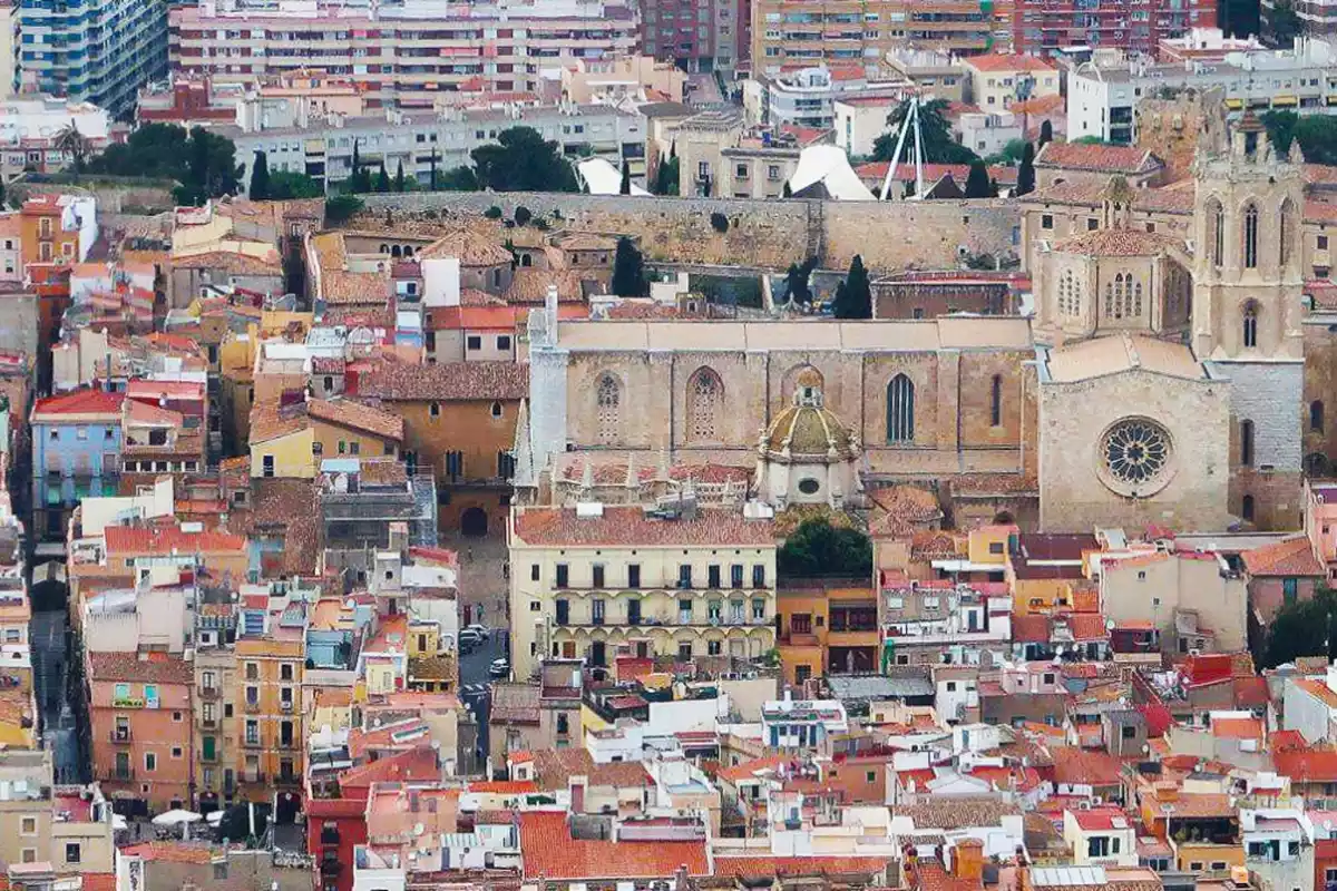 Vista aèria de Tarragona amb la catedral com a protagonista.