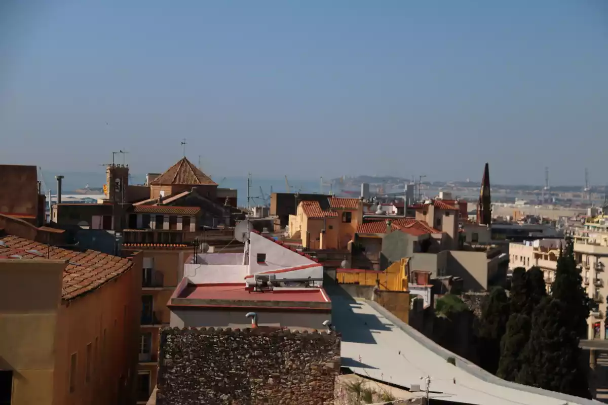 Vistes de la ciutat des del pas de ronda de la muralla rehabilitada a Tarragona